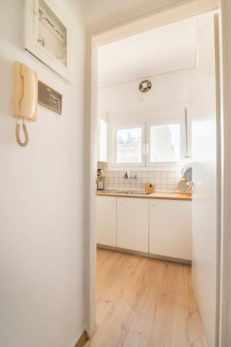 Top Floor Apartment At Petrolona With Big Balcony Афины Экстерьер фото
